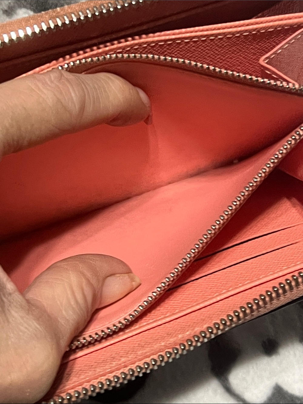 Louis Vuitton Epi wallet. - Picture 5 of 6